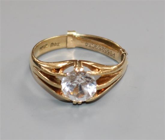 A 9ct gold and claw set white paste set ring, size P.